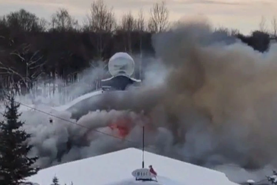 Над заведением поднялись огромные клубы густого дыма. Фото: группа "Ярославль Live"