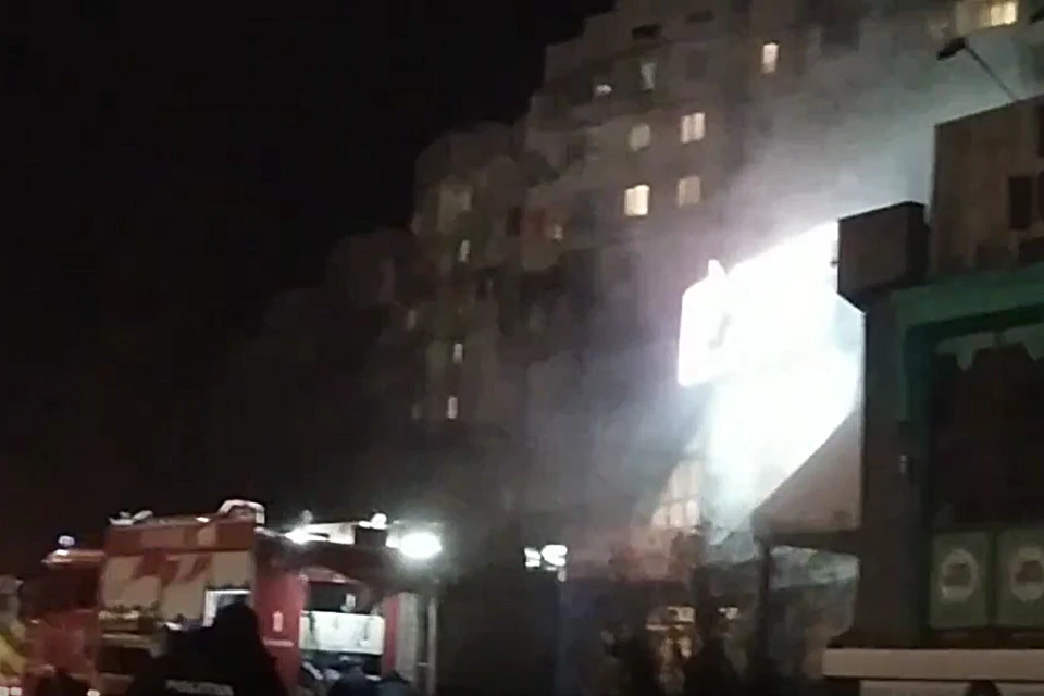 На месте происшествия работают пожарные и полиция.