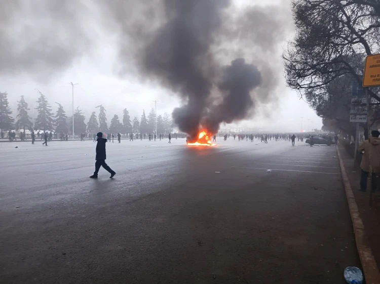 Новые хозяева города дома не сидят. Как в Алма-Ате проходит комендантский час
