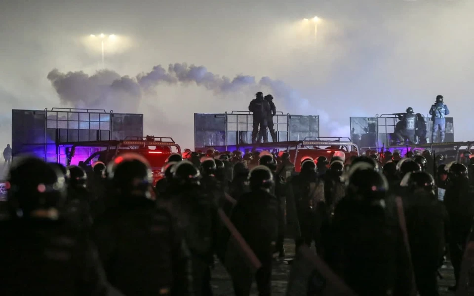 На площади Республики в Алма-Ате началась перестрелка
