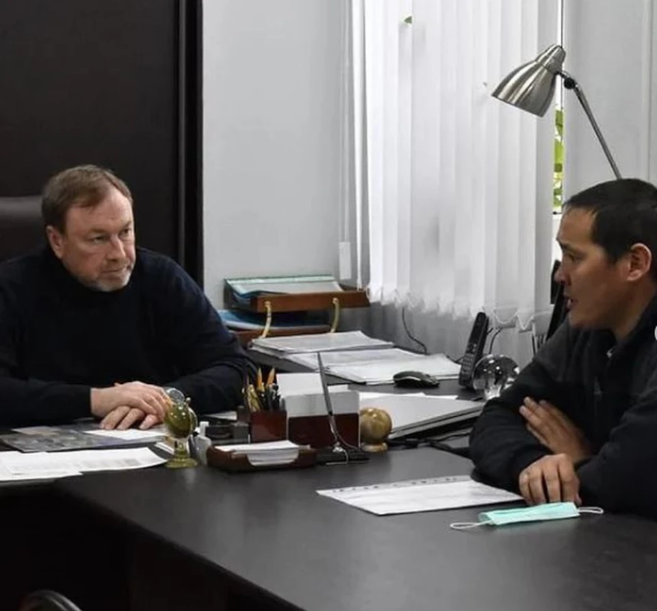 Пару дней назад пользователи социальных сетей стали распространять видео, на котором водитель "скорой" Володарской РБ пожаловался на плачевное состояние служебных машин их учреждения