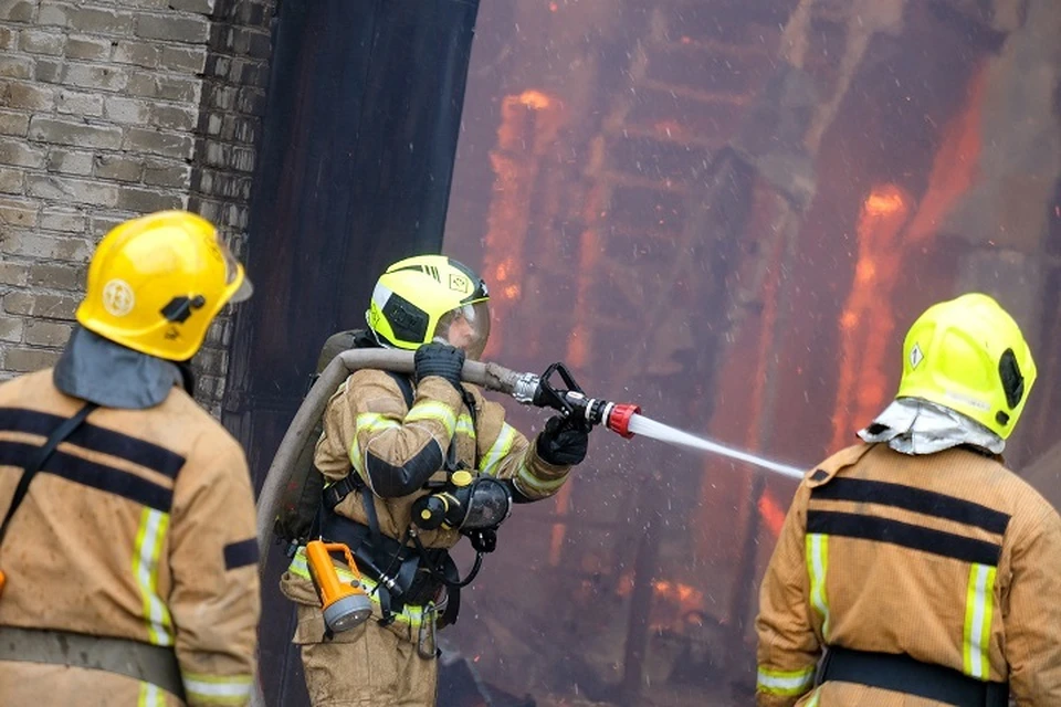 Пожарные спасли от огня 16 человек
