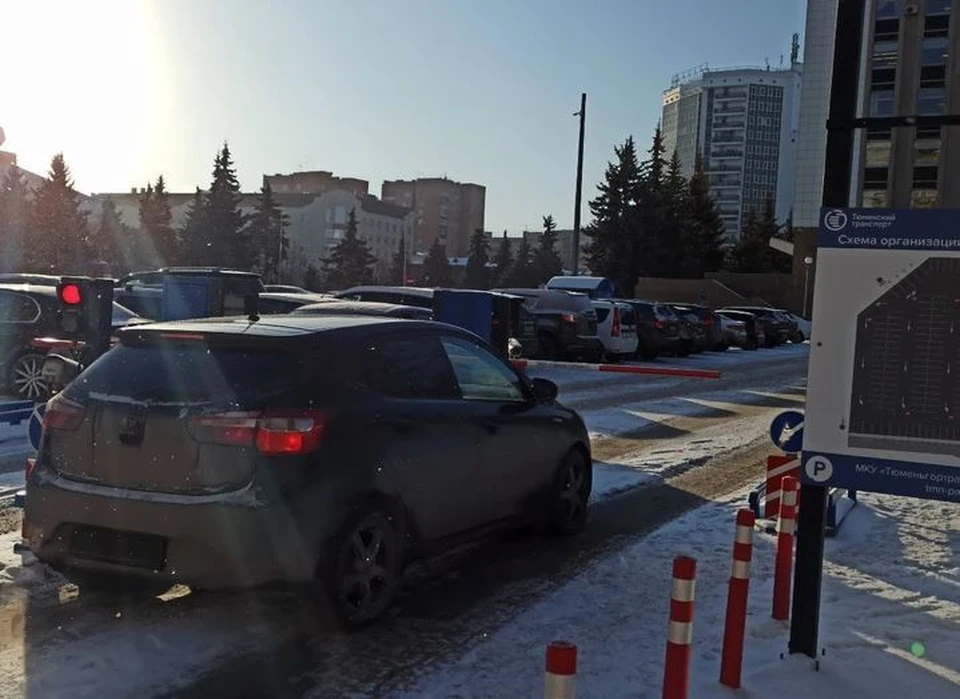 Парковки в центре Тюмени снова стали платными.