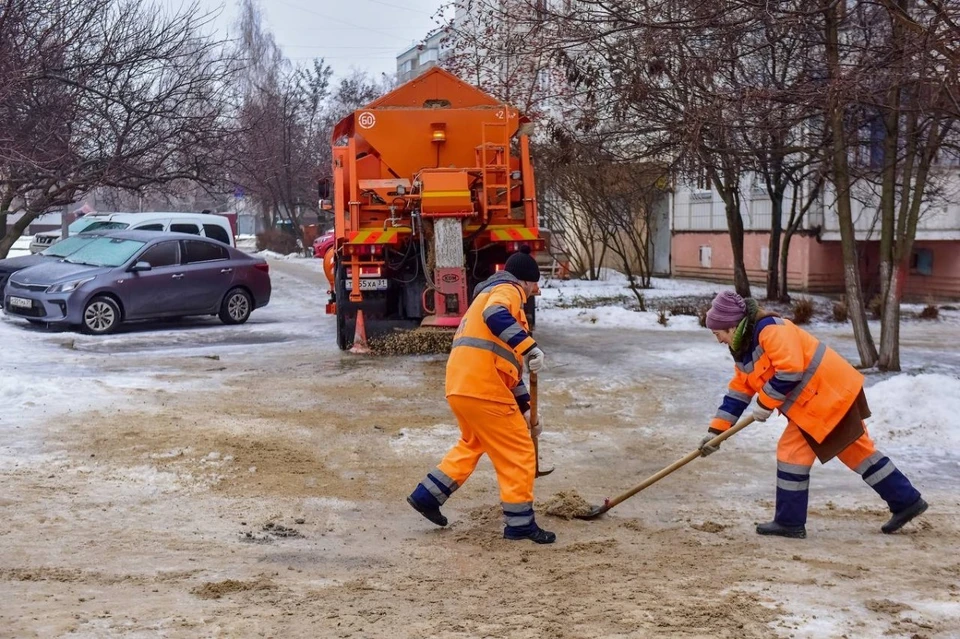 Всего в уборке снега в Белгородской области сегодня задействовано 799 единиц коммунальной техники и 3245 человек.