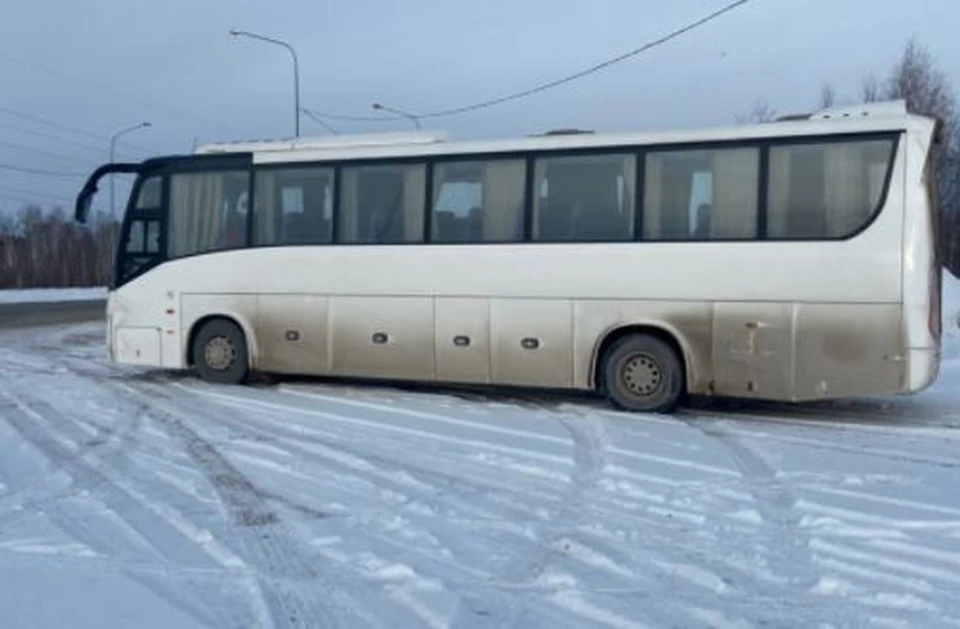 Водителя пассажирского автобуса, который ехал за рулем в Тюмень более 12 часов, заставили отдохнуть.