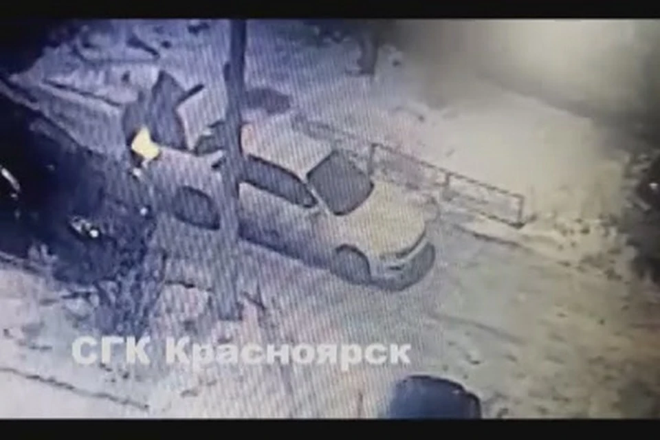 В Красноярске за одну ночь украли 15 крышек от канализационных люков. Стоп-кадр видео