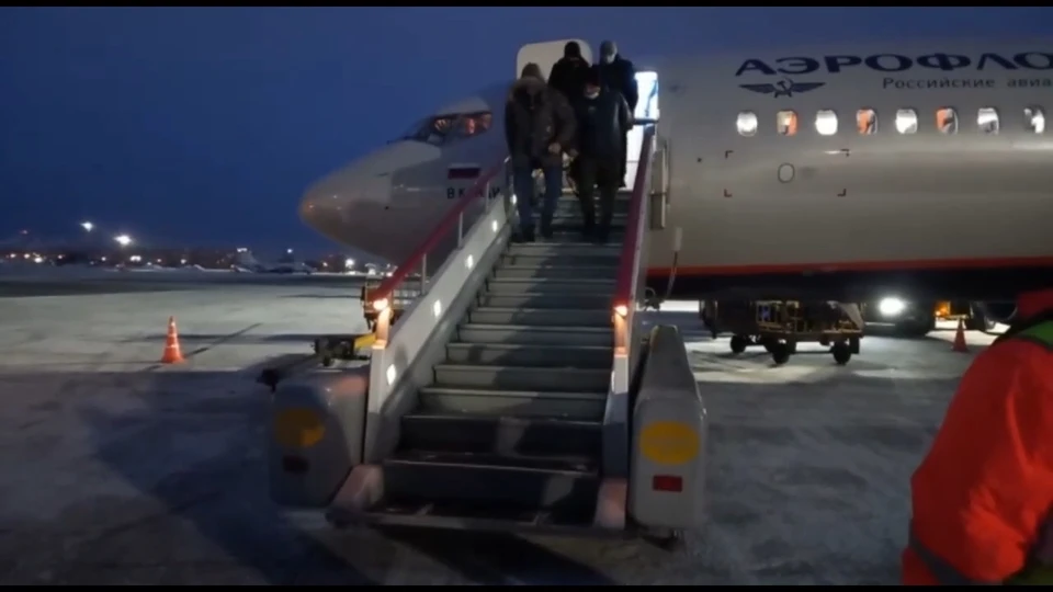 Безуспешно пытавшихся бежать мошенников на самолете привезли из Тюмени в Иркутск. Фото: ГУ МВД по Иркутской области