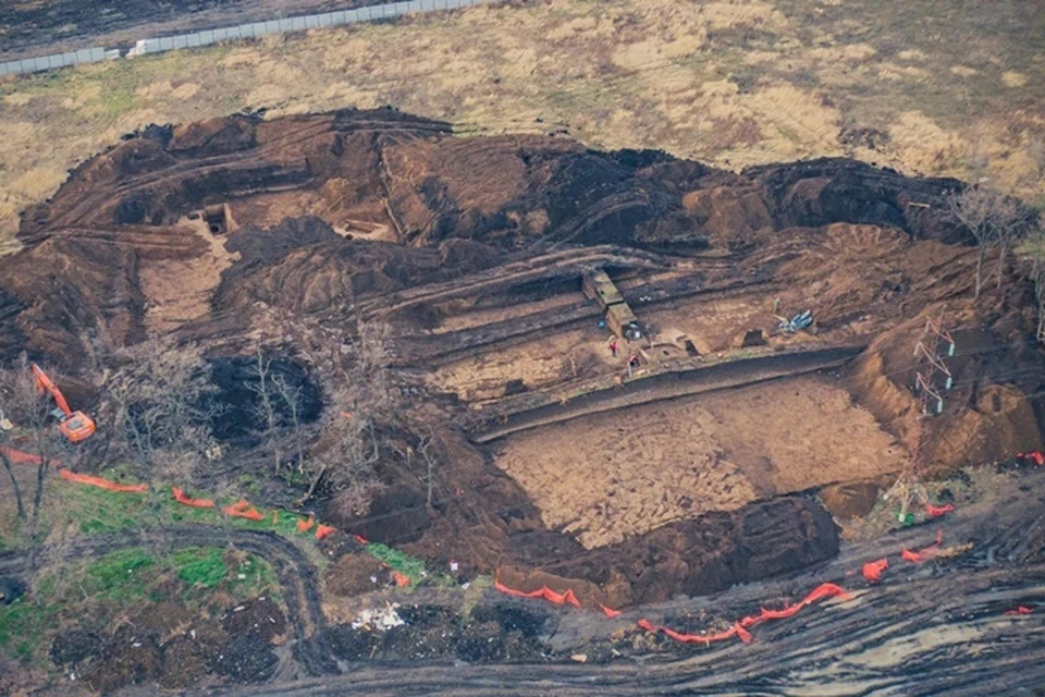 Как ведутся работы на месте раскопок, видно и с высоты. Фото: Евгений Таранжин