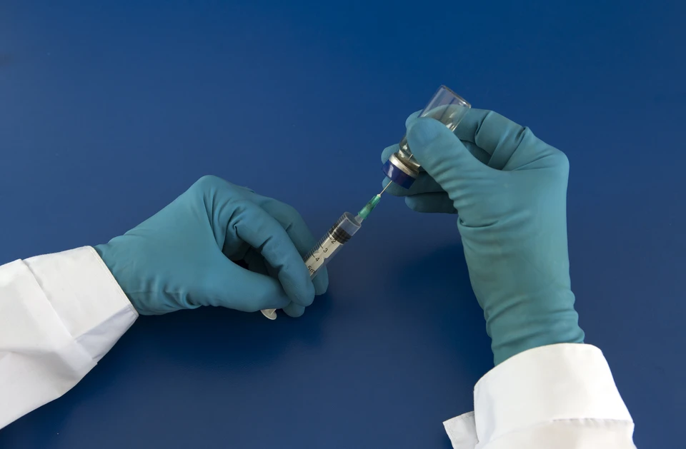 Гинцбург заявил, что вакцина «Спутник V» не требует модификации под штамм «омикрон»