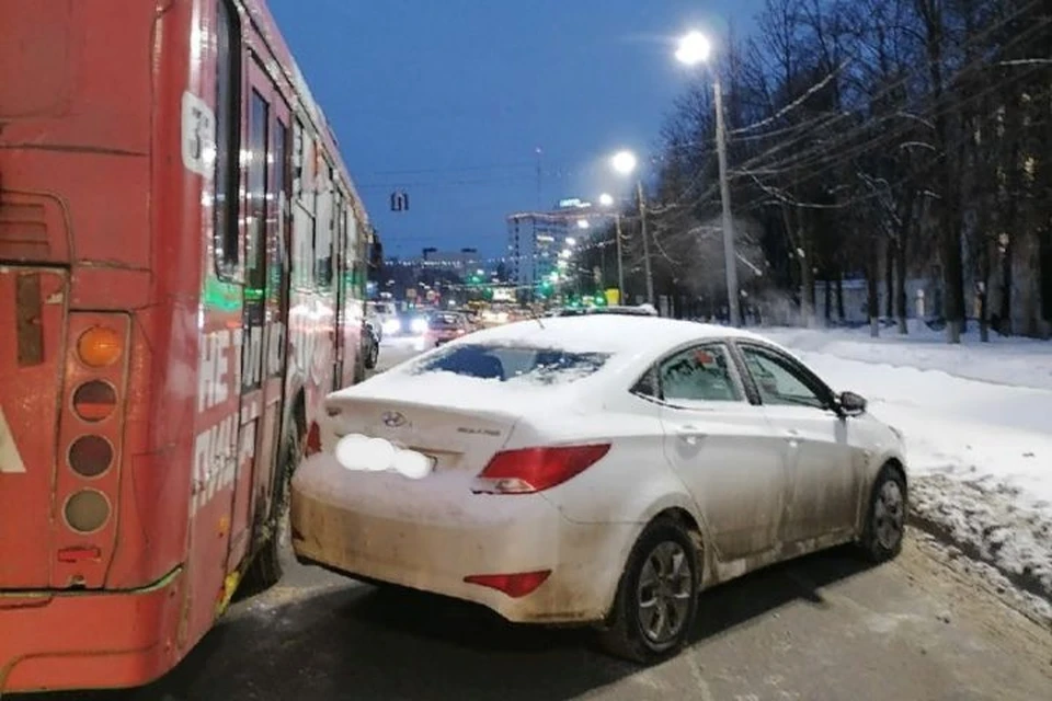Из-за снежных завалов и припаркованных машин троллейбусы "отрываются" от проводов. ФОТО: группа "Жесть Ярославль" ВКонтакте