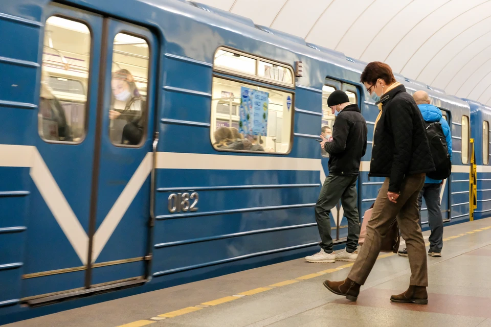 Поезда останавливались на красной ветке метро.