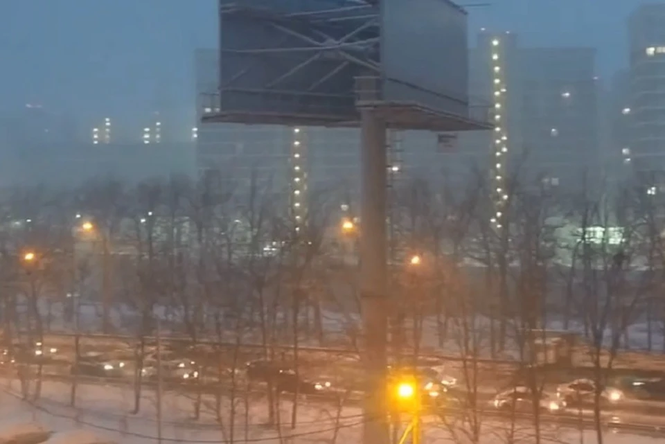 Краснодар стоит в пробках из-за снегопада. Фото: скрин видео