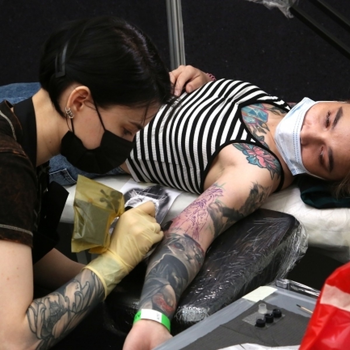 Эксперт рассказала, стоит ли делать татуировку летом