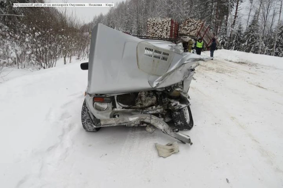 В аварии сильно пострадал также и сам легковой автомобиль. Фото: vk.com/gibdd43