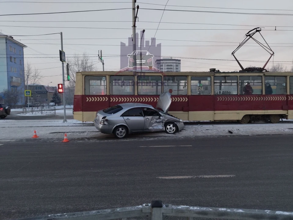 В Красноярске два человека пострадали в ДТП с автомобилем, трамваем и автобусом. Фото: vk.com/kraschp