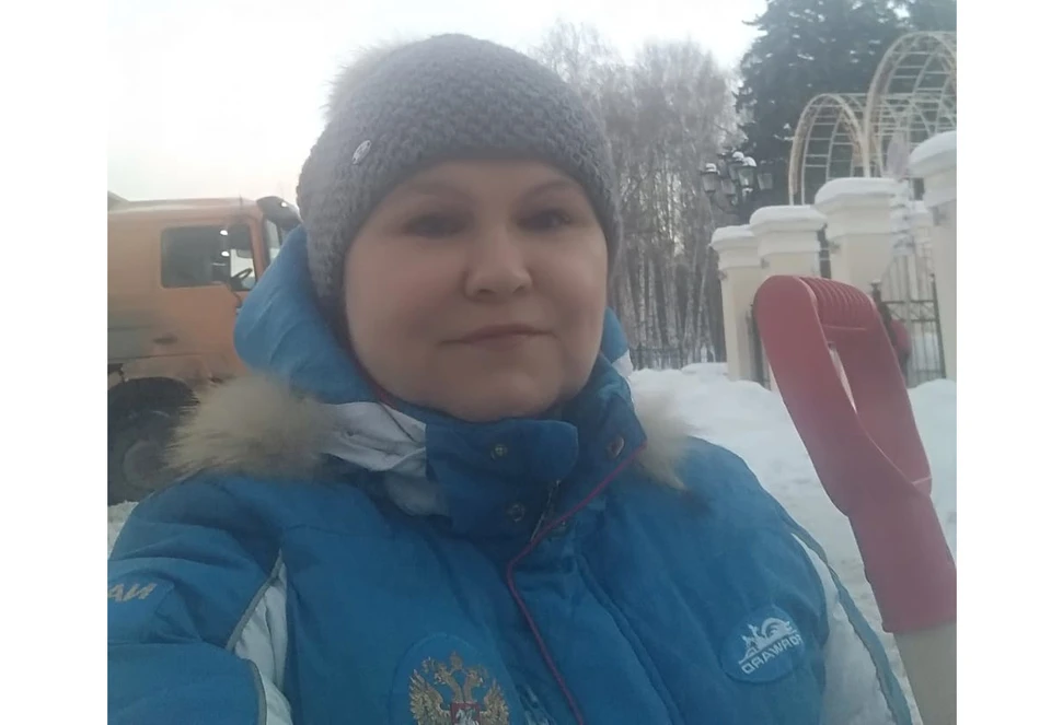 Елена Сорокина расчищает ЦПКиО от снега.