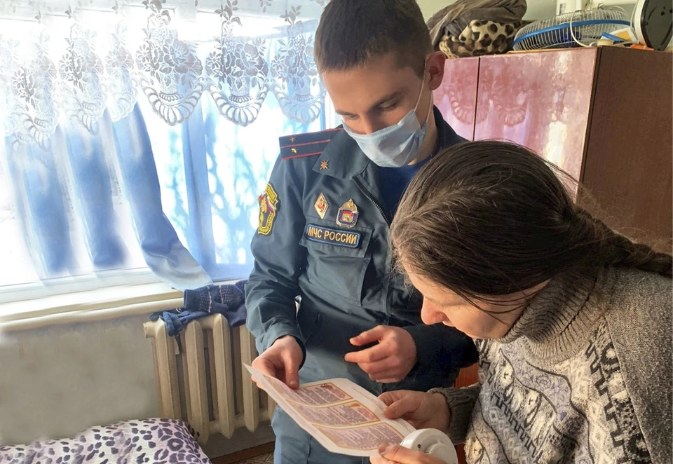 Датчики дыма установили в домах многодетных семей Симферопольского района. Фото: пресс-служба МЧС по РК