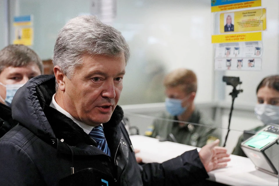 Экс-президент Петр Порошенко сегодня утром вылетел из Варшавы в Киев, и самолет, на котором он присутствовал в качестве пассажира, совершил приземление в столичном аэропорту "Жуляны".