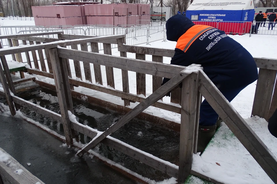 Специалисты регионального Роспотребнадзора проверили воду в крещенских купелях и родниках Липецкой области