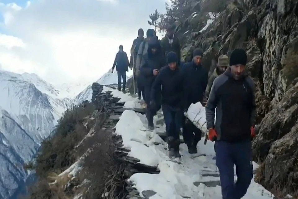 Мужчины друг за другом спешат по узкой, небезопасной горной дорожке. Фото: стоп-кадр видео