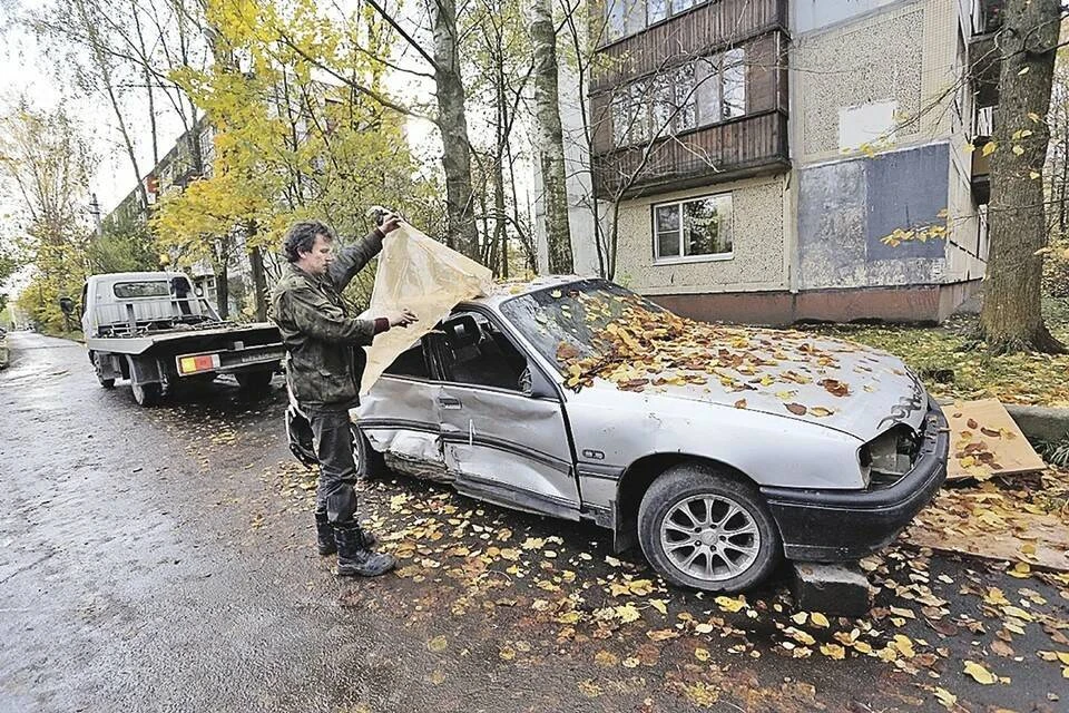 Автоэксперт рассказал, как избавиться от брошенных во дворе автомобилей