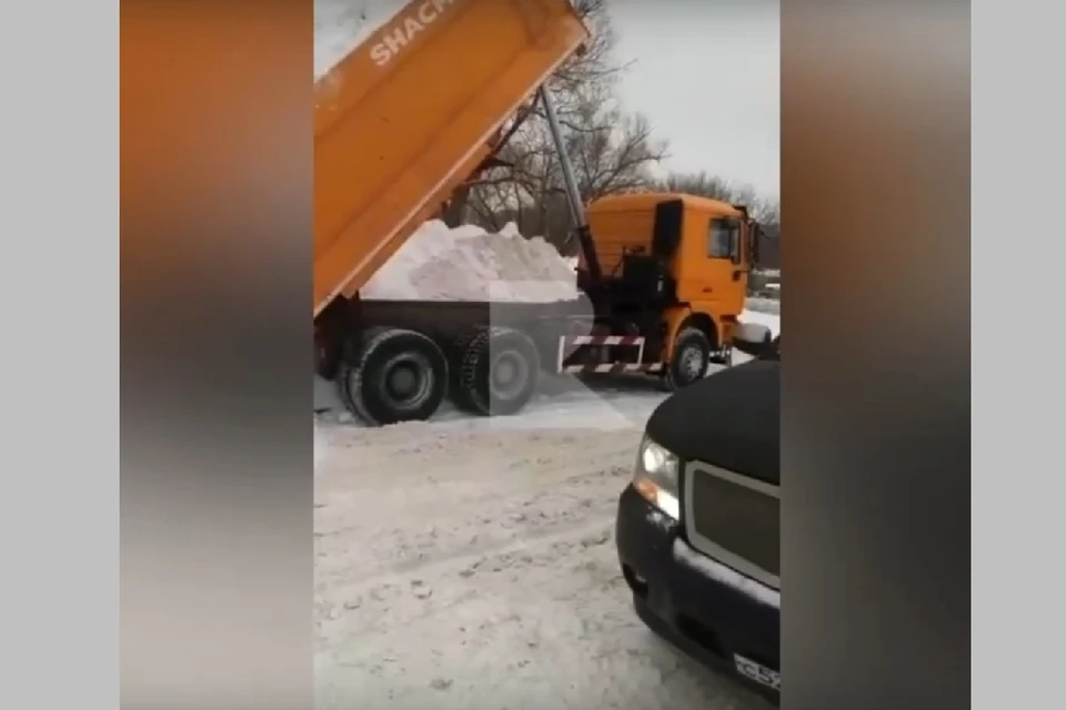 В Рязани машины сгружают снег с реагентами в Соколовский пруд.