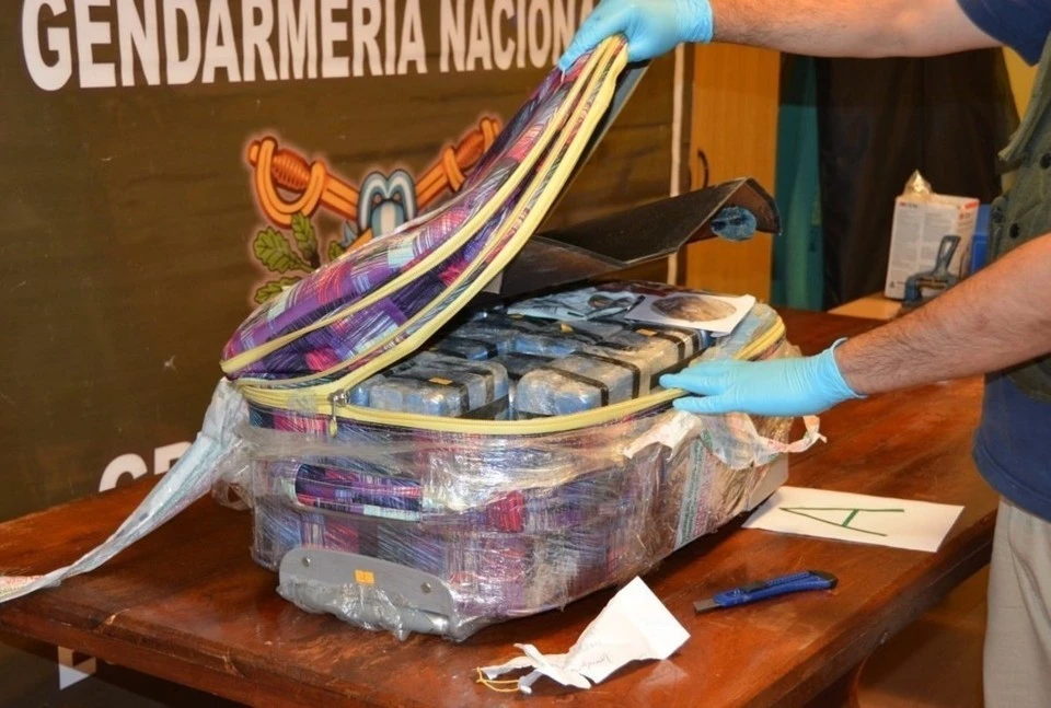 В 2016 году сотрудники российского посольства в Аргентине обнаружили в подвале здания дипмиссии более 350 килограмм кокаина.