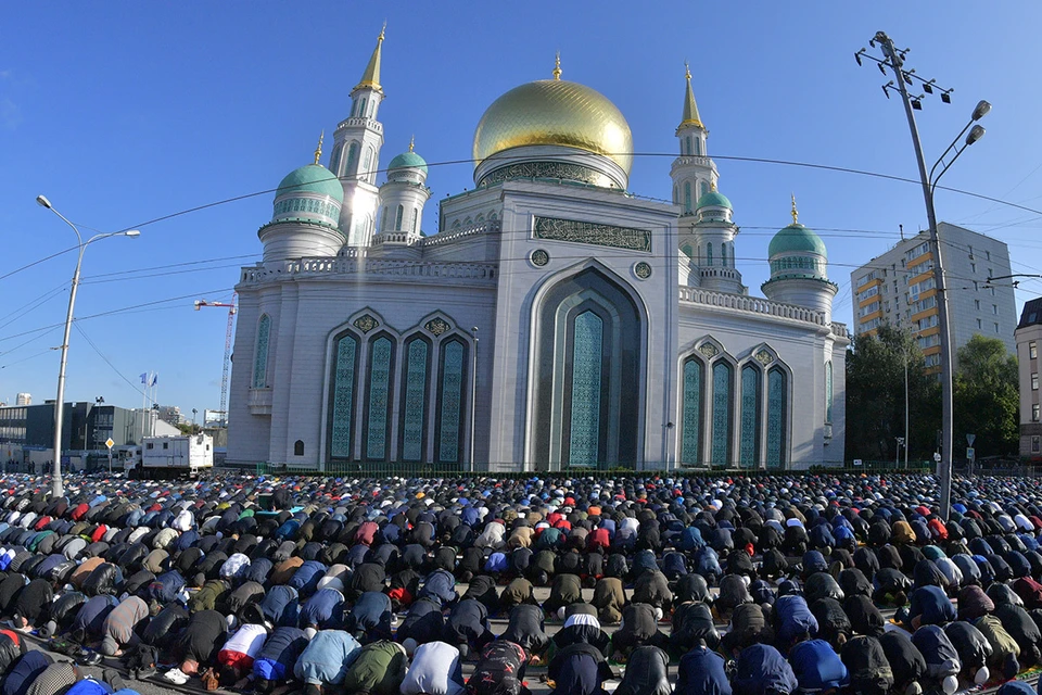Молитва у здания Московской Соборной мечети на Проспекте мира во время праздника Курбан-байрам.