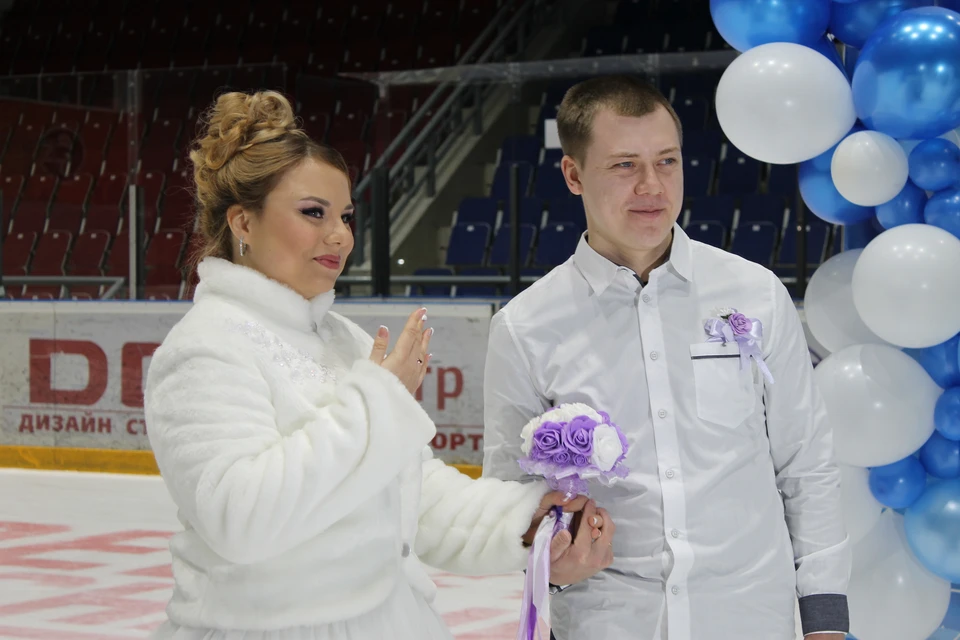 Степан и Дарья тренировались два месяца, чтобы сыграть свадьбу на льду.