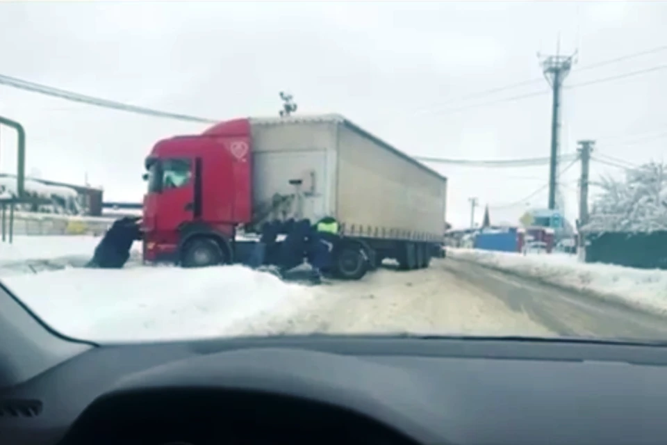 На Кубани сотрудники ГИБДД помогает водителям выбраться из снежного плена.
