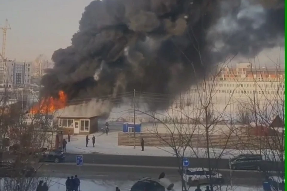 В Красноярске сгорела шиномонтажная мастерская. Стоп-кадр видео