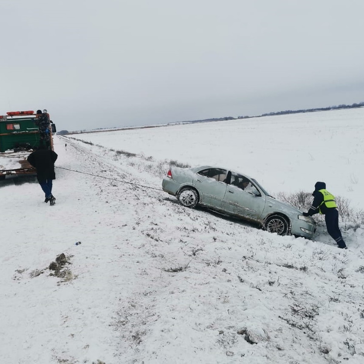 В Ростовской области водитель мог замерзнуть в кювете, когда его автомобиль  сломался на трассе - KP.RU