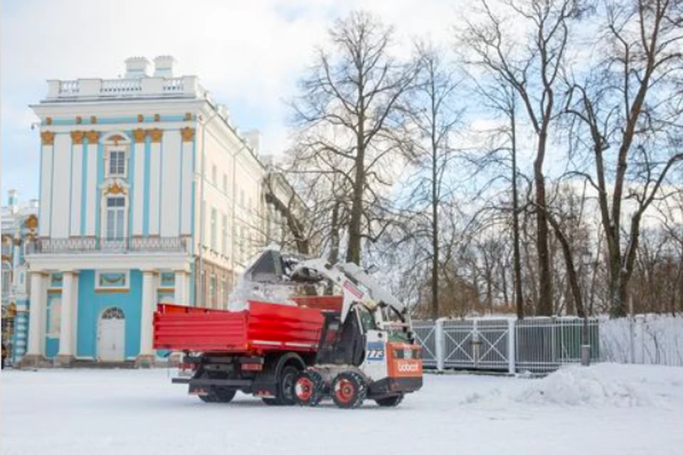 Более 10 тысяч "кубов" снега вывезли из парков Царского Села за зиму / Фото: Царское Село