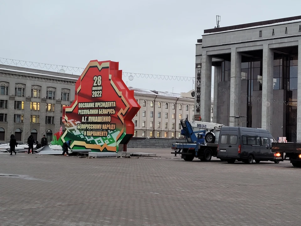 Октябрьскую площадь Минска готовят в мероприятию. Фото: читатель "КП"