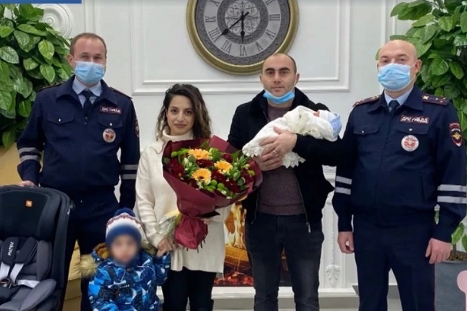 В Подмосковье муж принял роды у жены по дороге в роддом, а помогали ему сотрудники ДПС