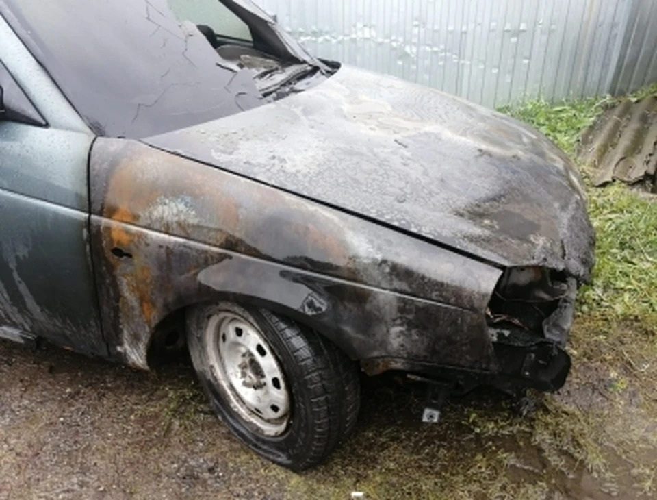 Мужчины подожгли автомобиль