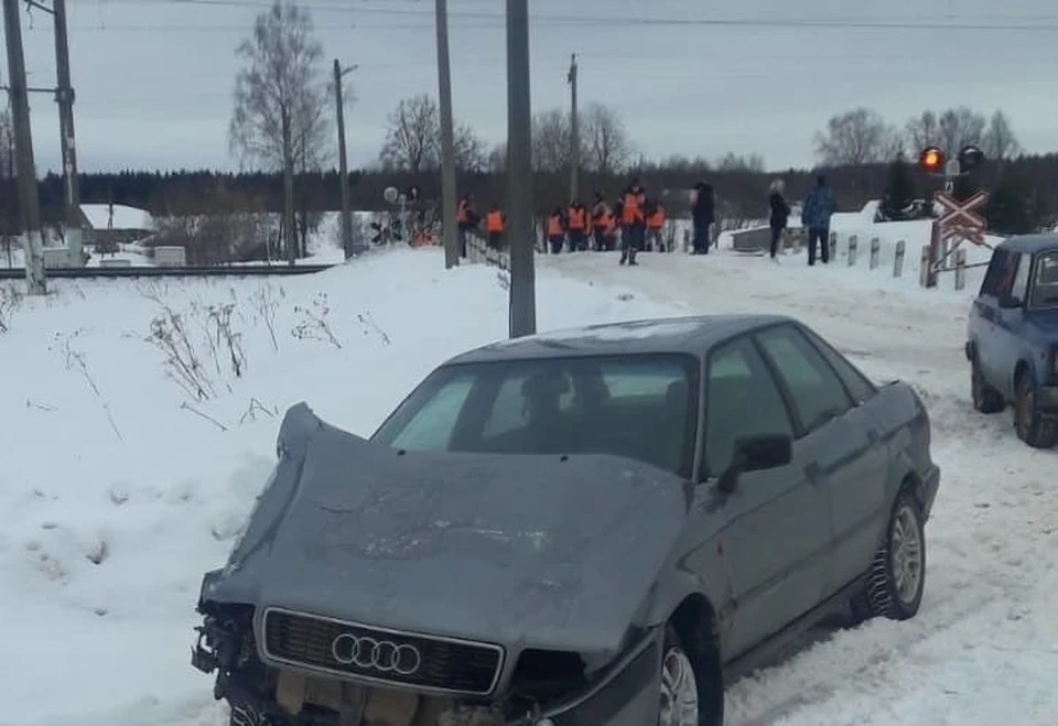 В Смоленской области автомобиль Audi столкнулся с грузовым поездом. Фото: пресс-служба ГУ МЧС по Смоленской области.