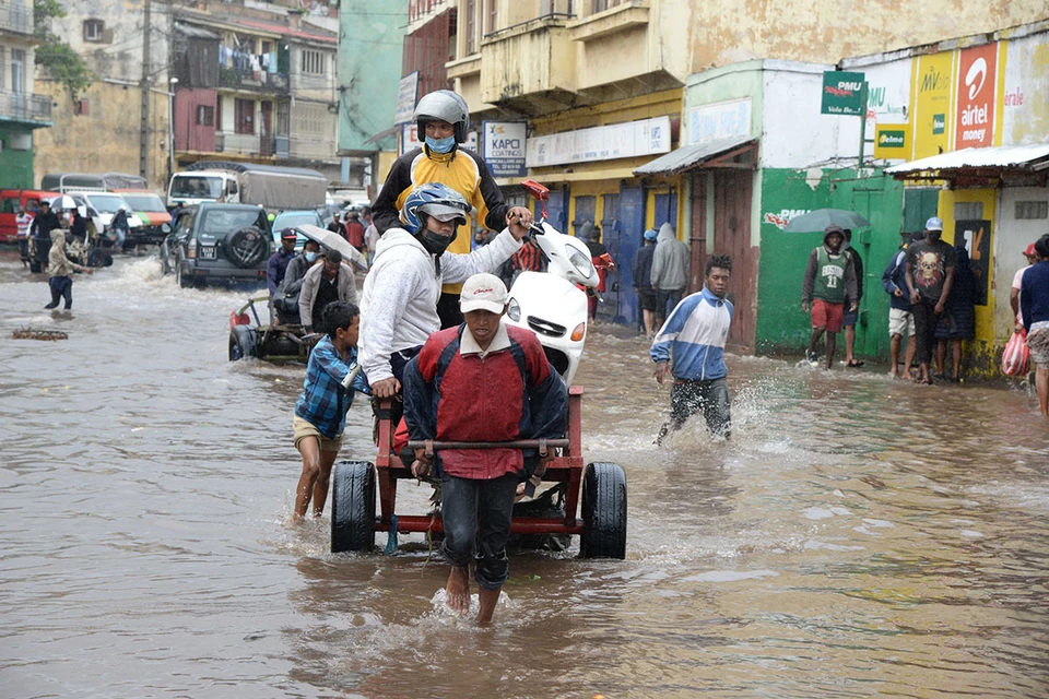 На Мадагаскар обрушился тайфун, приведший к гибели как минимум 70 человек, также около сотни людей отделались различными травмами.