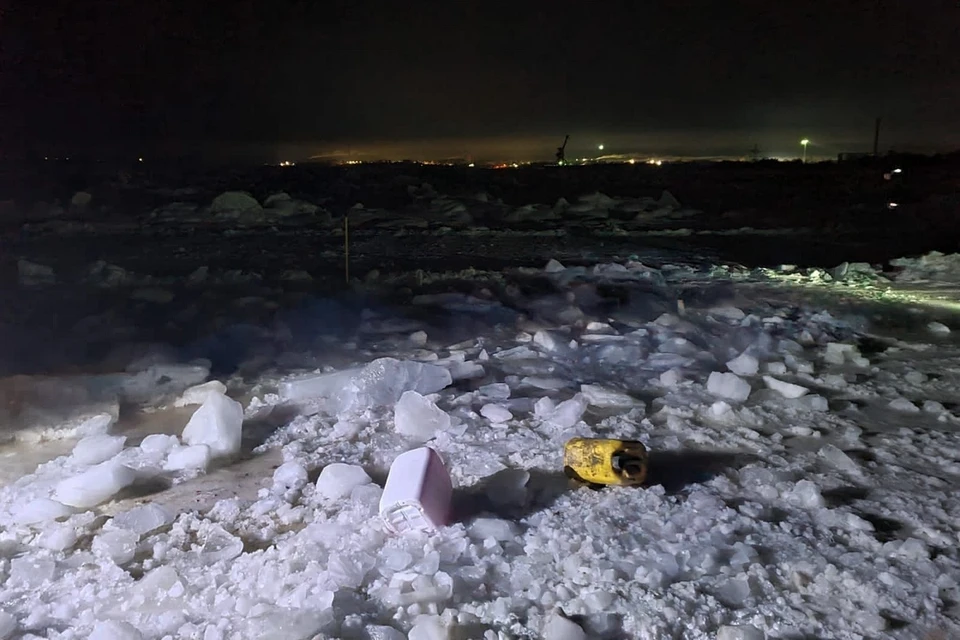 В Красноярском крае на частной переправе грузовик ушел под воду. Фото: пресс-служба ГУ МВД России по Красноярскому краю