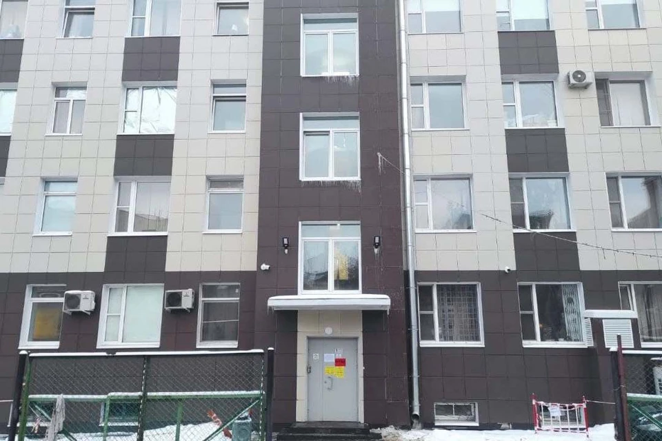 В комздраве не подтвердили слухи о том, что для отчета сфотографировали дверь морга, а не поликлиники. Фото: пресс-служба Комитета по здравоохранению.