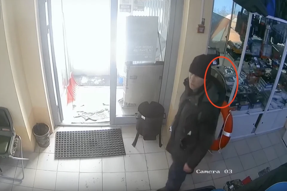 Зашел в магазин мужчина без рюкзака. Фото: кадр из видео