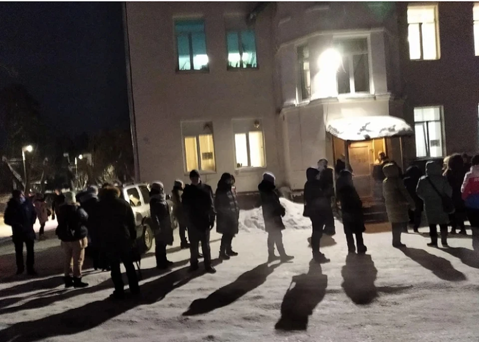Огромные очереди образовались не только в Перми. Эта фотография сделана возле поликлиники в Краснокамске. Фото: vikiperm.com