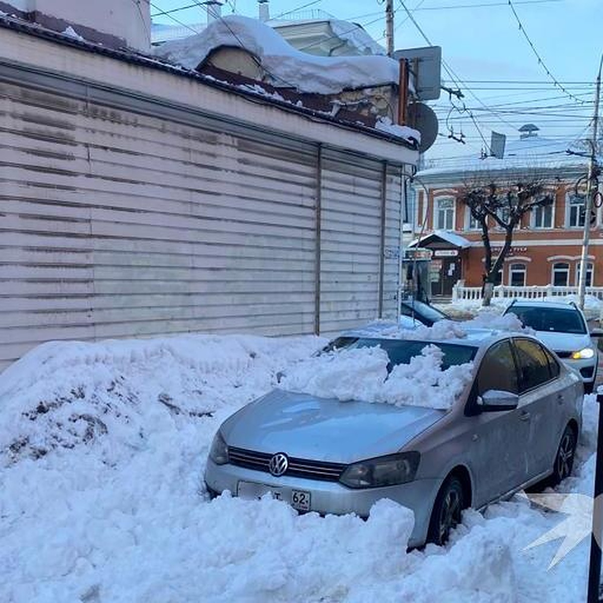 На улице Соборной в центре Рязани упавшая глыба снега повредила иномарку -  KP.RU