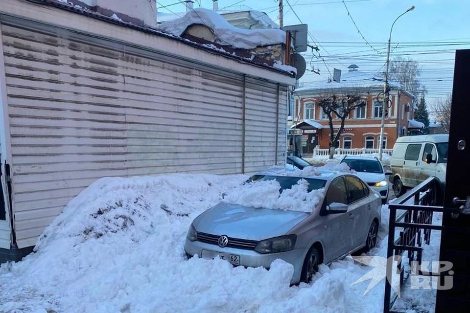 На улице Соборной в центре Рязани упавшая глыба снега повредила иномарку.