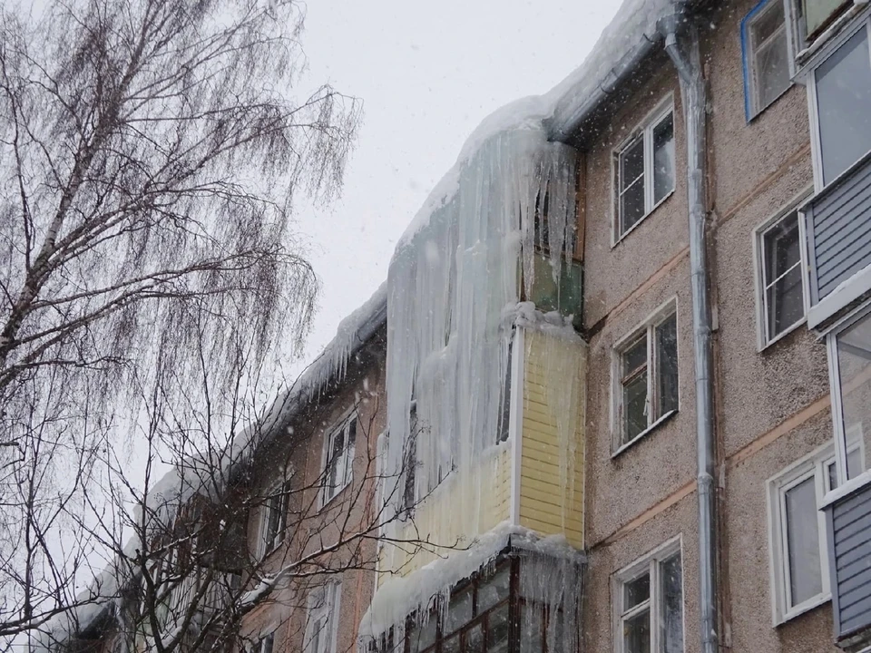 Такую сосульку сфотографировали на одном из балконов в Брагино. ФОТО: группа "Жесть Ярославль" ВКонтакте