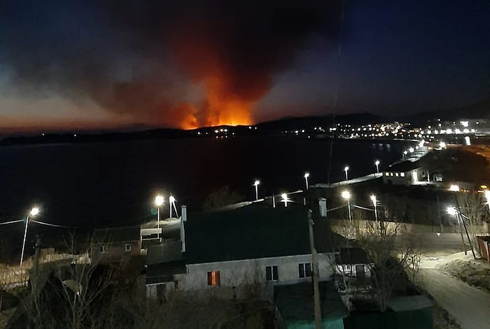 Огненное зарево освещает горизонт. Фото: предоставлено очевидцами.