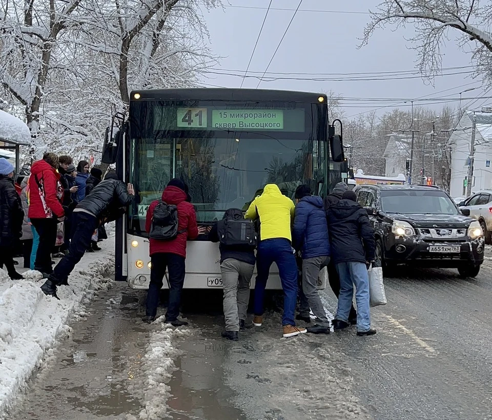 В Самаре пассажирам пришлось толкать застрявший из-за гололеда автобус -  KP.RU