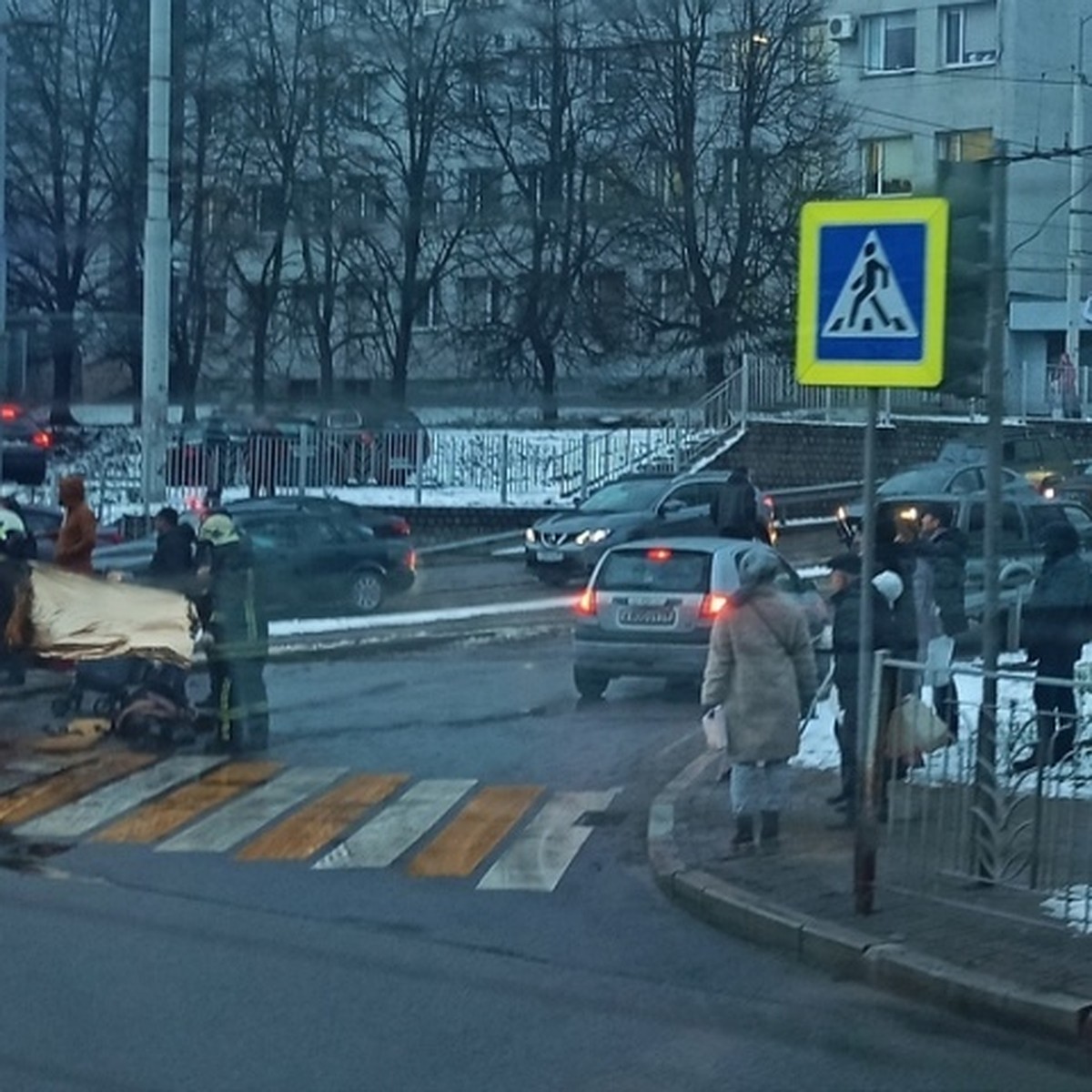 В последний момент вытолкнула коляску с ребенком: что известно о трагедии  на Моспроспекте в Калининграде - KP.RU