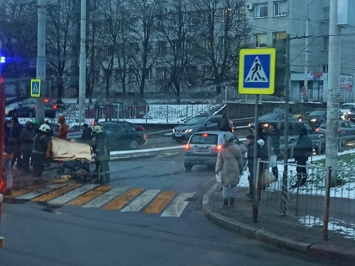 В последний момент вытолкнула коляску с ребенком: что известно о трагедии  на Моспроспекте в Калининграде - KP.RU