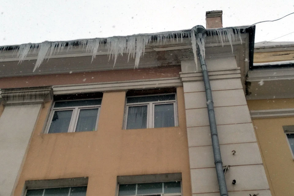 Будьте осторожны, в городе много сосулек свисает с крыш.